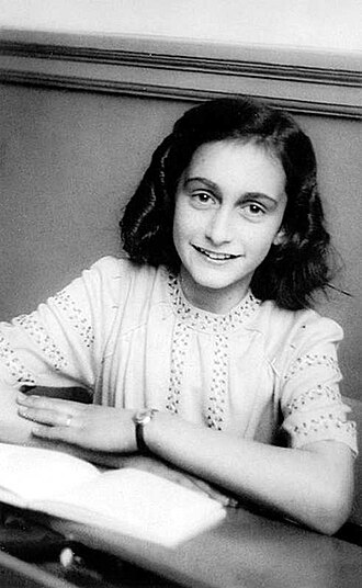 Anne Frank, Naziler tarafından yakalandı. 1945'te toplama kampında öldü. Saklanırken tuttuğu notlar sonradan klasik haline geldi.