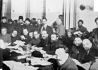 Bolşevikler; Rus Çarı II. Nikolay'ı, eşini, çocuklarını ve dört sadık yakınını Yekaterinburg'da idam ettiler.