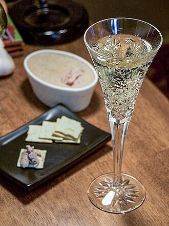 Dom Perignon ilk şampanyayı üretti.