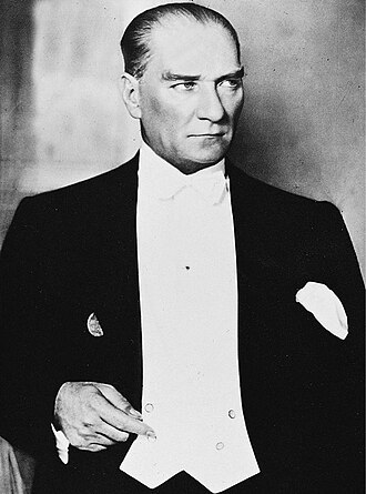 Gazi Mustafa Kemal Paşa, Dumlupınar Meydan Muharebesi'nin ikinci yıl dönümünde, Dumlupınar'da "Meçhul Asker Anıtı"nın temelini attı.