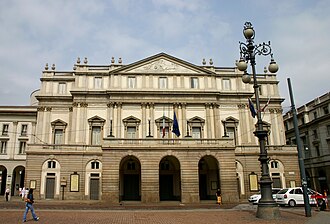 La Scala opera binası, Milano'da açıldı.