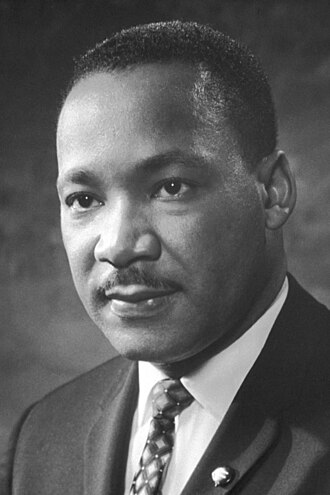 Martin Luther King, şiddetsizlik yoluyla ırksal eşitsizlikle mücadele ettiği için Nobel Barış Ödülü'nü aldı.