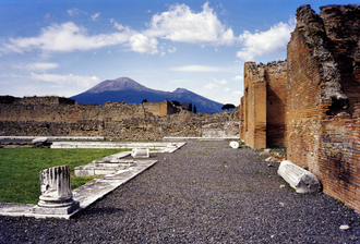 Vezüv yanardağı püskürdü; Pompeii, Herculaneum ve Stabiae şehirleri volkanik küller altında kaldı.