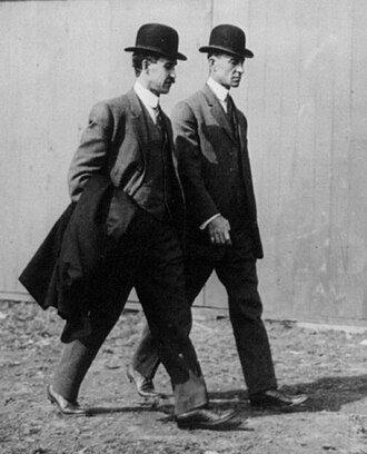 Wilbur Wright, Le Mans, Fransa'daki yarış pistinde ilk uçuşunu gerçekleştirdi.