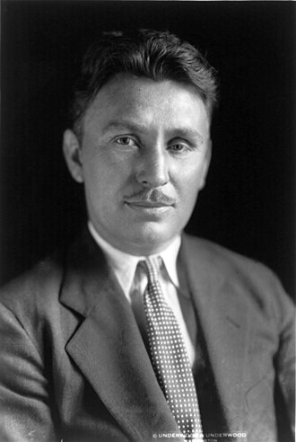 Wiley Post, Dünya etrafında uçakla tek başına dolaşan ilk insan oldu. 15.596 millik yolculuğu; 7 gün, 18 saat, 45 dakika sürdü.